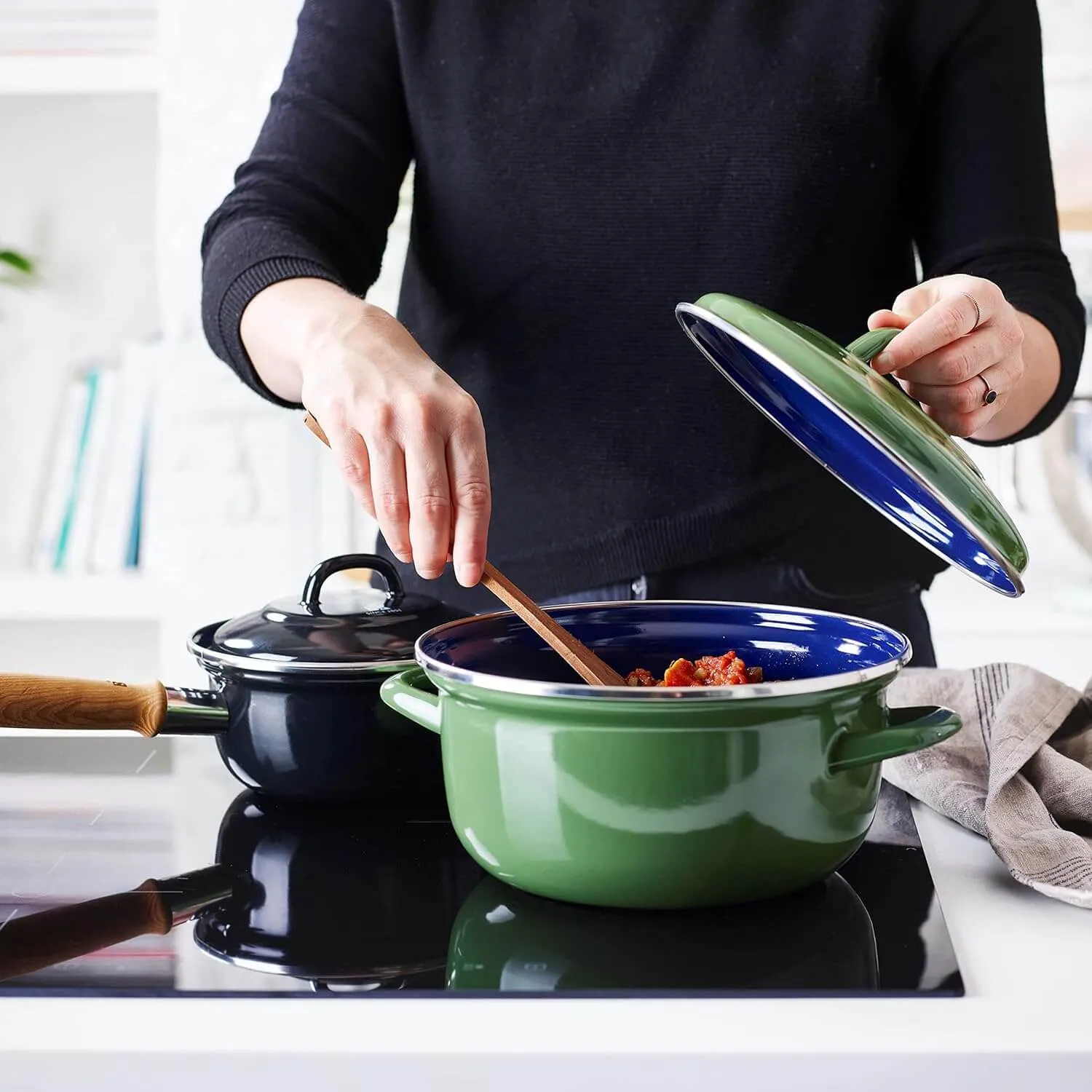 BK Indigo Heritage Round Dutch Oven - 26cm, 5.2L, German Enamelled Casserole Dish with Lid - Green